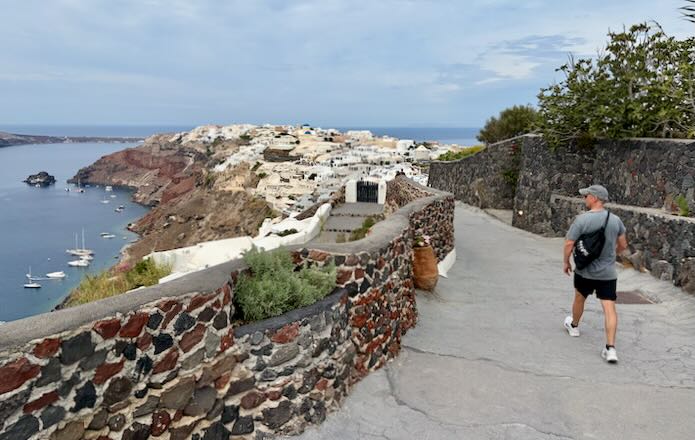 Entering Oia.
